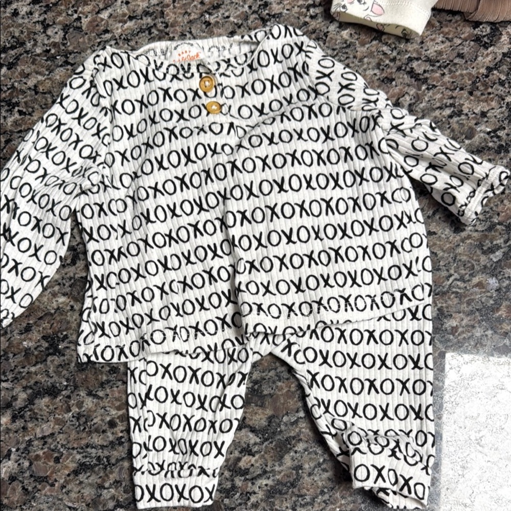 XO Pattern Baby Outfit
